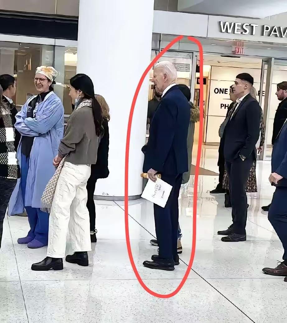 你敢相信吗？堂堂的美国前总统拜登，竟然亲自到医院排队候检！究竟是谁“剥夺”了他的