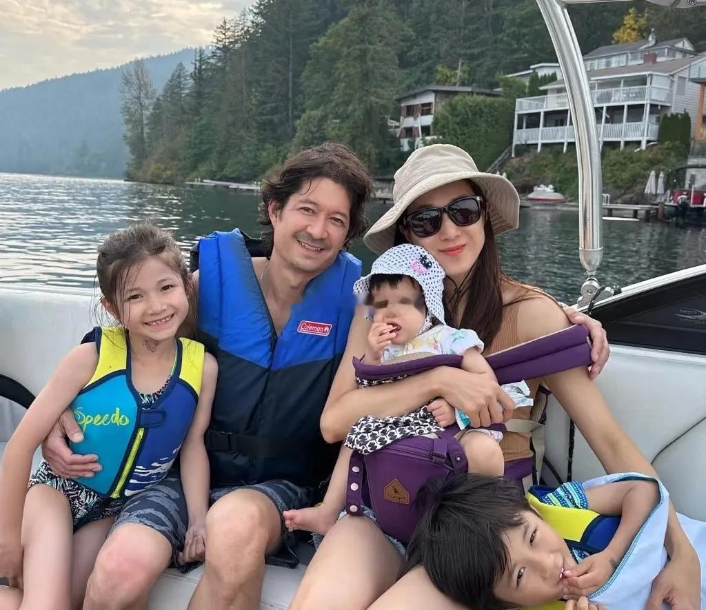 钟嘉欣晒新年照片，三个孩子都穿着中式礼服，很有过年的氛围！不得不说，这三个孩子还