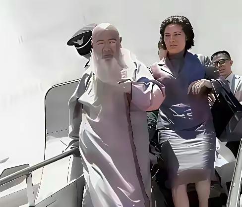 1949年12月6日，解放军快进成都时，张大千靠国民党高官张群，拿到最后三张飞台