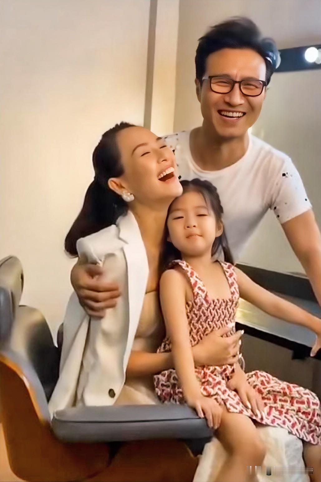 章子怡真是“动心了”！相信那时候“一家三口”是真的很开心！章子怡抱着女儿“醒