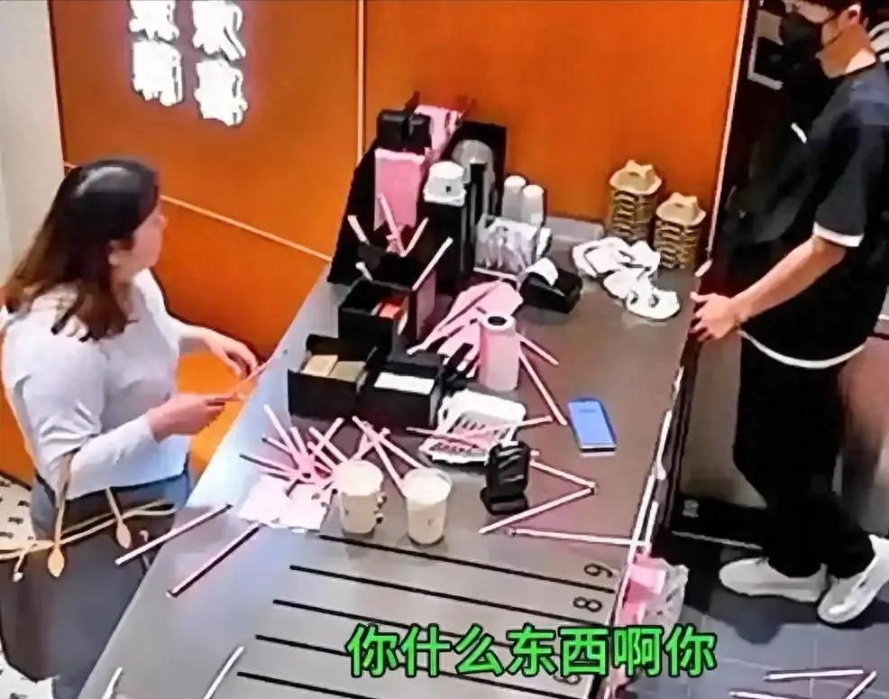 两根吸管弄丢在编岗位！女教师奶茶店当众撒泼，一时冲动断送半生安稳生活里大部
