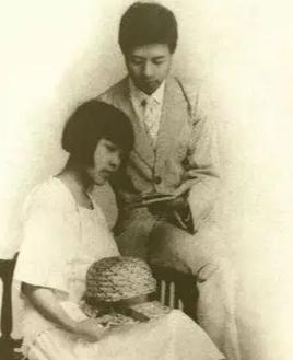 丁玲同时爱两个人，西湖小院为何住不下三个人1928年，杭州西湖边，一栋小院里住