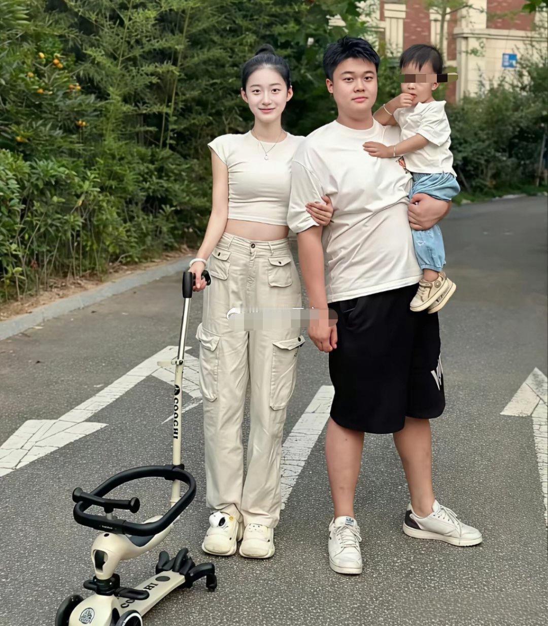 小伙子这是找了个女明星啊？这颜值不是一般的高。