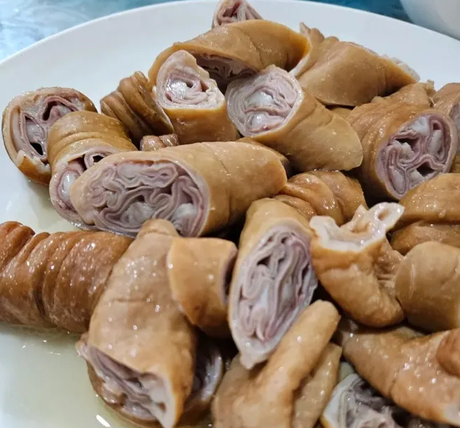 去朋友家吃饭，端上了一道特色美食。吃着挺好吃！谁知道这个美食叫什么？