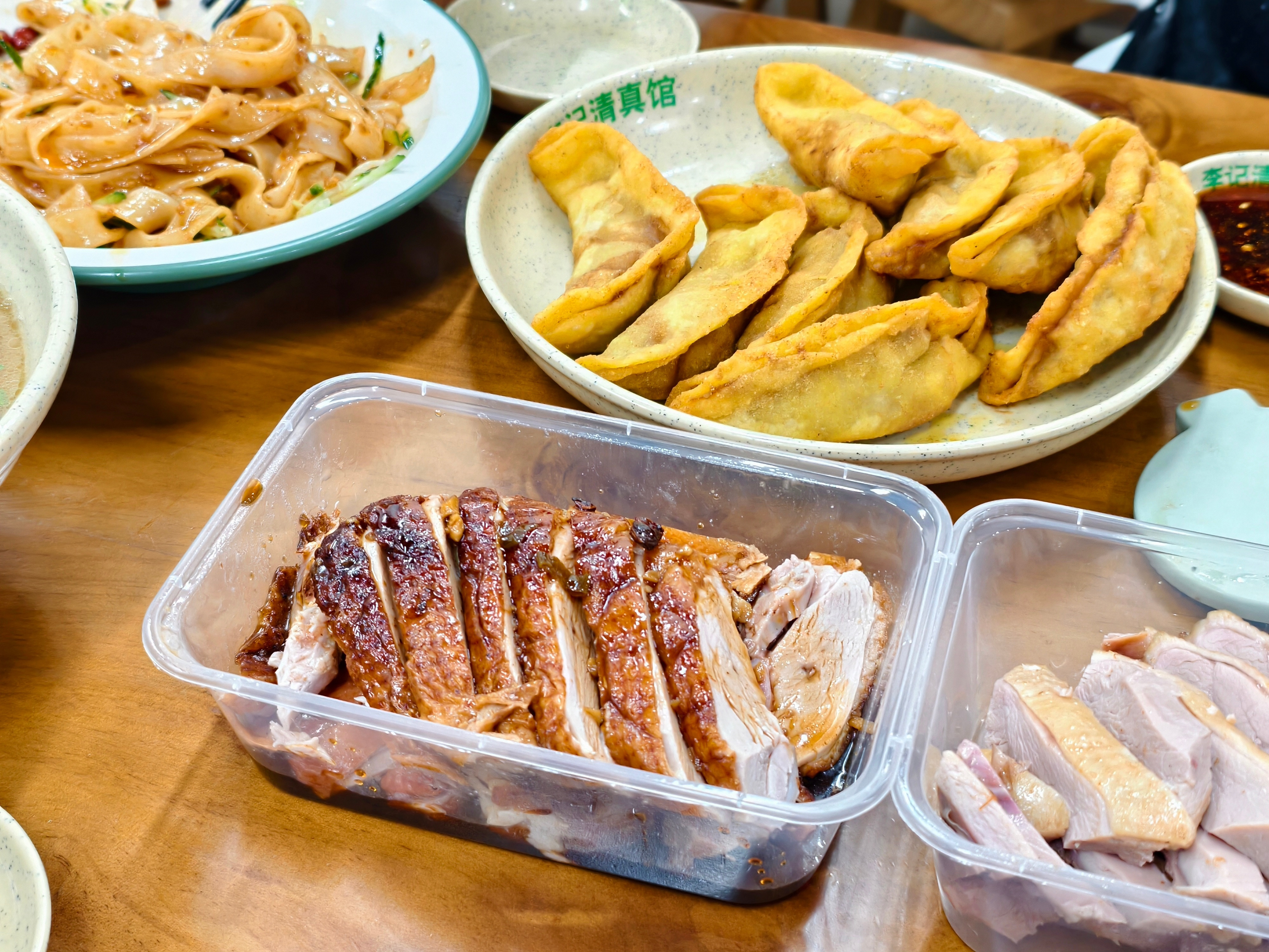 锅贴香喷喷～配上旁边的烤鸭更是好吃(•؎•)​​​