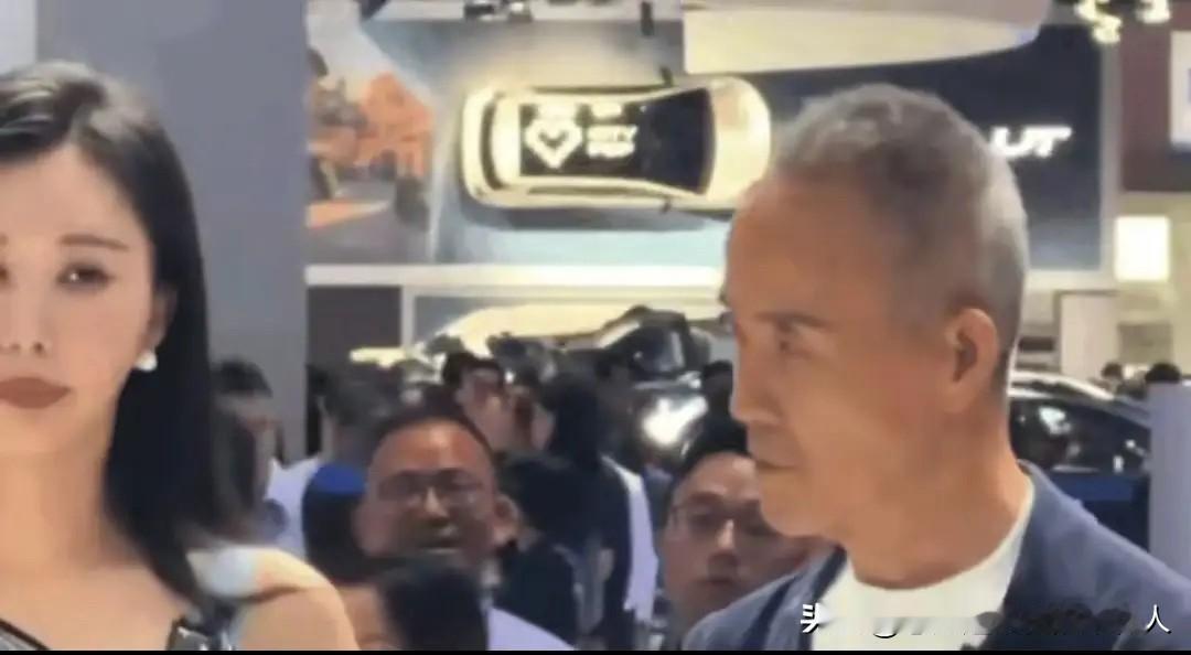 看看王石，那眼神真是让人心里发毛！他盯着田朴珺的样子，简直像是要把人“生吞活剥”