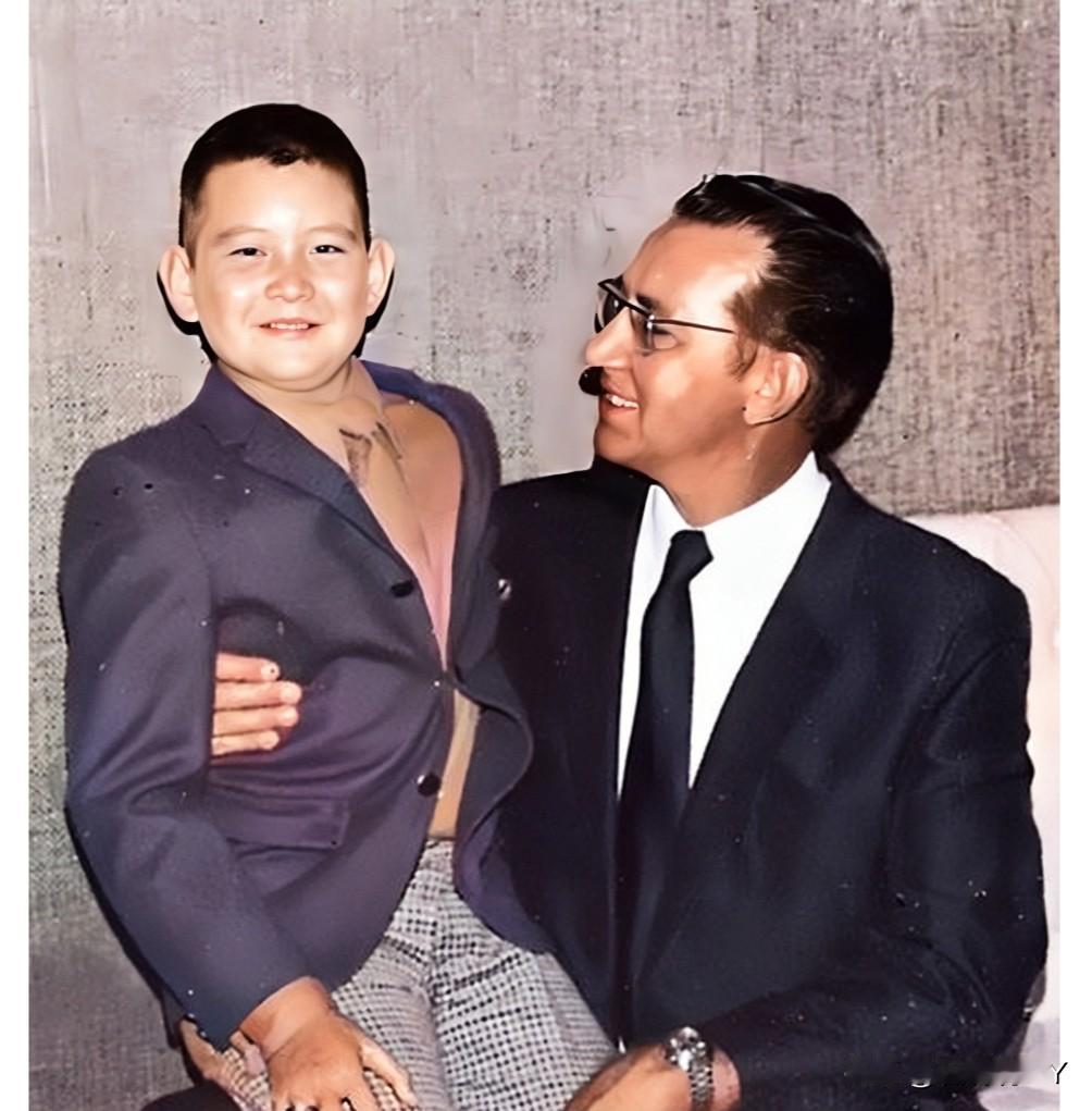 这是费翔小时候与他的父亲费伟德的一张珍贵合影，拍摄于上世纪六十年代末。真是惊艳了