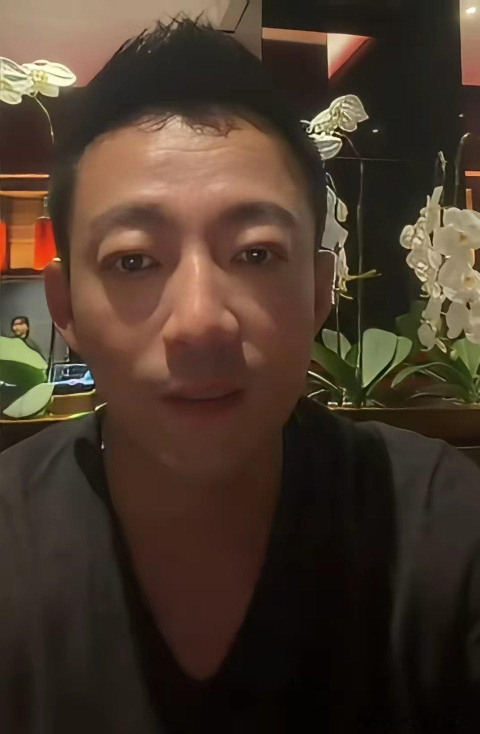 小菲晒玥儿动态，父女二人一起在湾湾去吃法餐，互动浪漫又温馨！小玥儿这手真的好漂亮