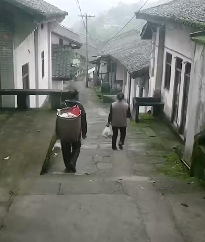 2002年，我17岁，那时我还在上高二，一个周三的下午我在面馆吃面，一个小男孩偷