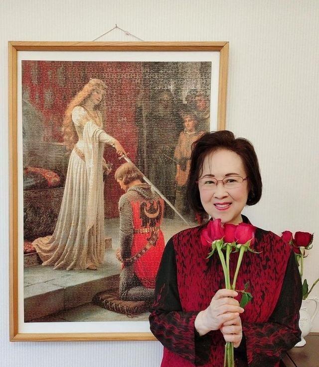 1964年，琼瑶离婚后，做了平鑫涛的情妇。平鑫涛的妻子哭着求她，把丈夫还给自己，