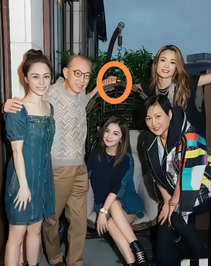 为什么容祖儿四十五岁还没结婚，看看这张合照就知道了。照片中，杨受成搂着阿娇的腰