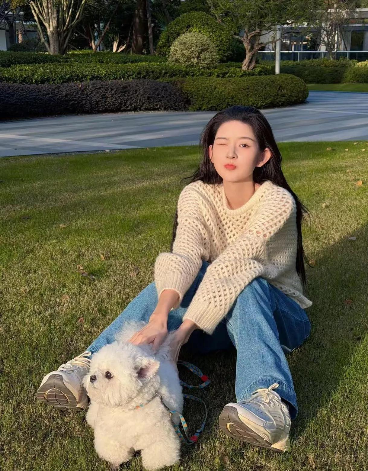 王玉雯的简约私服，慵懒清新太好看王玉雯这组私服绝了！米白镂空毛衣搭蓝色阔腿