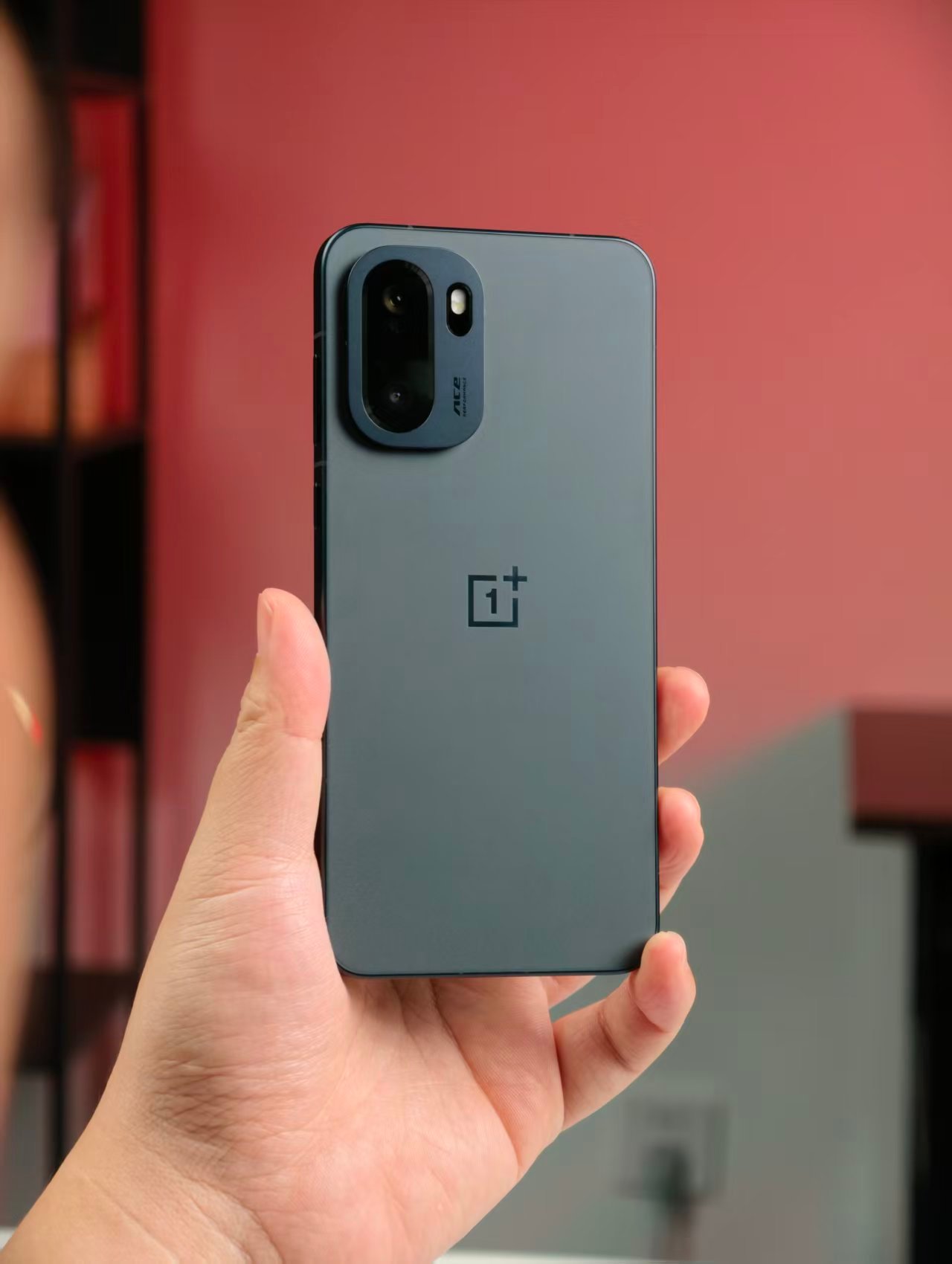 今年下半年这波中端机太卷了，就拿我最近用来打游戏的一加Ace6来说，整体配置和体