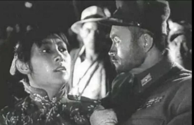 1942年，游击队长甄凤山半夜趁女战士熟睡之时，潜入到她的房间，而原因竟是她从不
