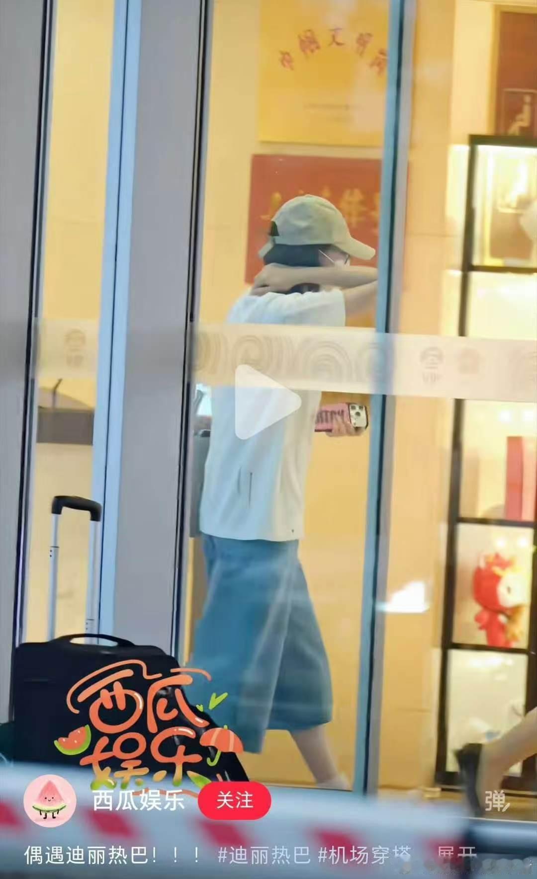 迪丽热巴换了手机壳迪丽热巴换的新手机壳迪丽热巴换的新手机壳好有个性