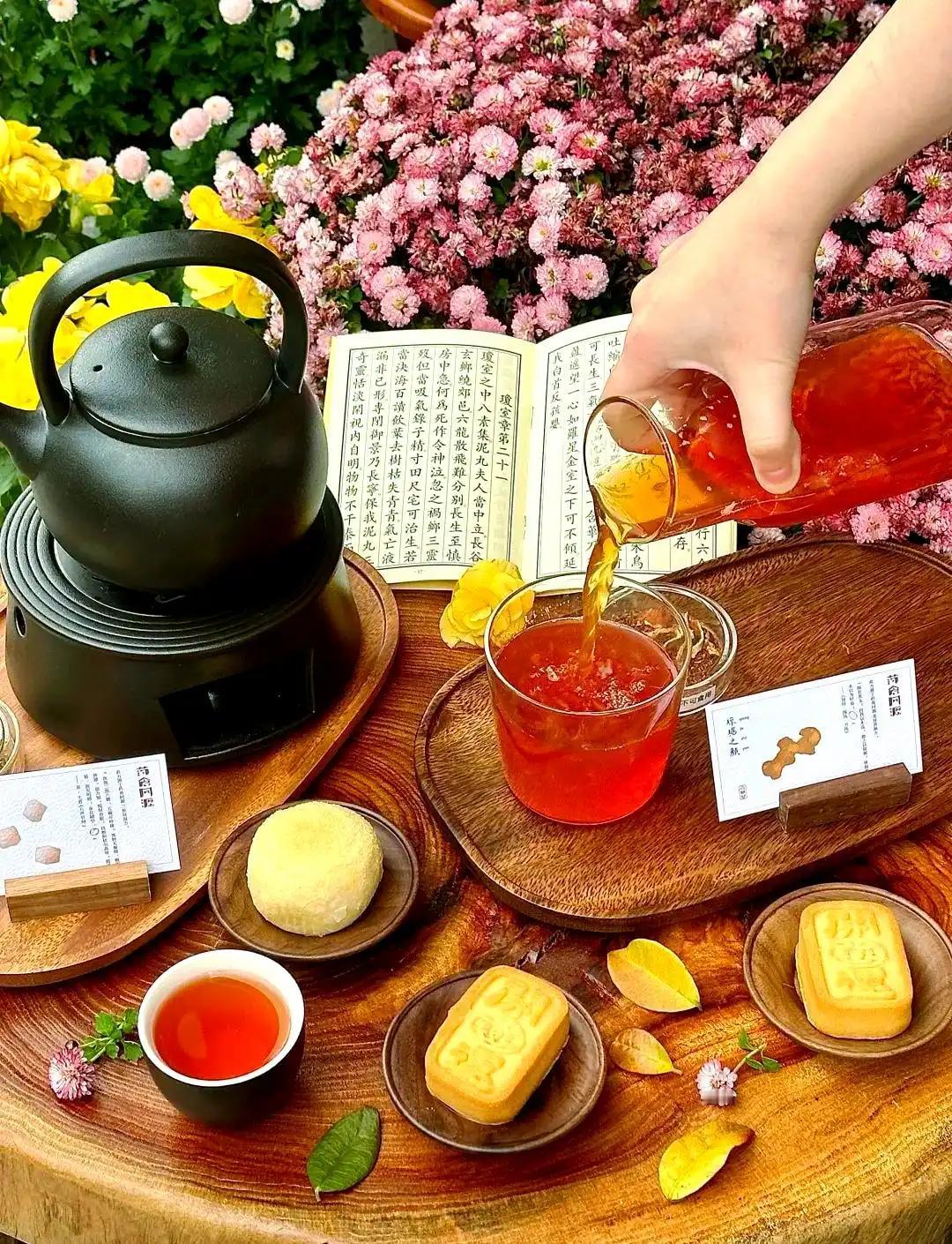 均寿命最长的五个职业，第五名，书画家，平均寿命83岁，第四名，园艺工作者，84岁