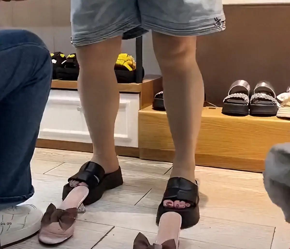 女子光脚试新鞋留大量皮屑，店家直接扔鞋，无数人踩过同款坑日常逛街买鞋，很多