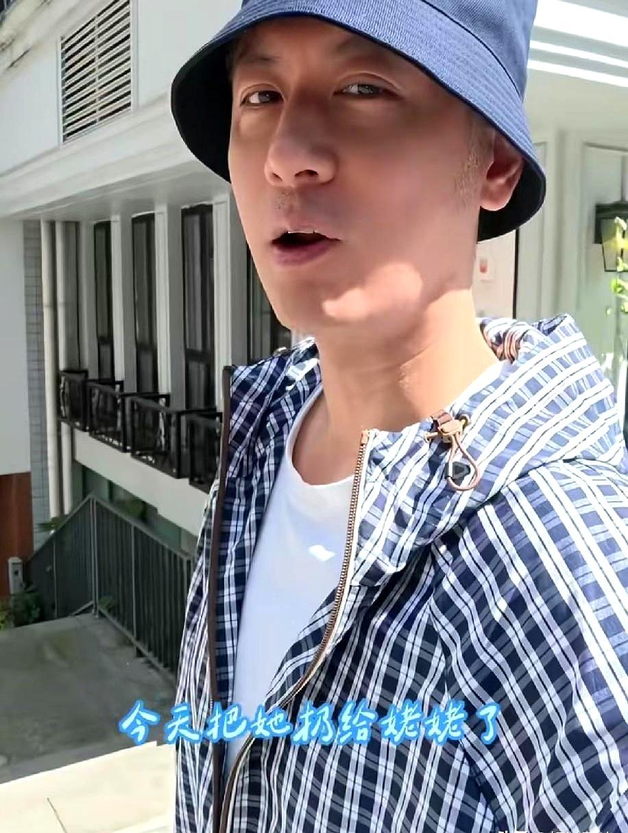 5月20日，任重难得把女儿交给丈母娘，和孙骁骁出来吃了顿二人饭，结果饭还没吃热乎