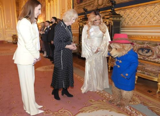 天潢贵胄当姿态优雅？卡米拉王后合不拢“腿”，站没站相。英国王室成员从出生开始就