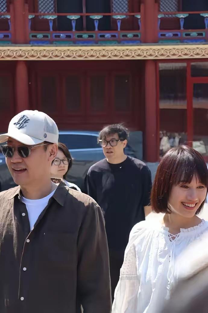 5月8日，袁泉与辛柏青同台现身活动现场，两位实力派演员久违同框，瞬间引发网友热议