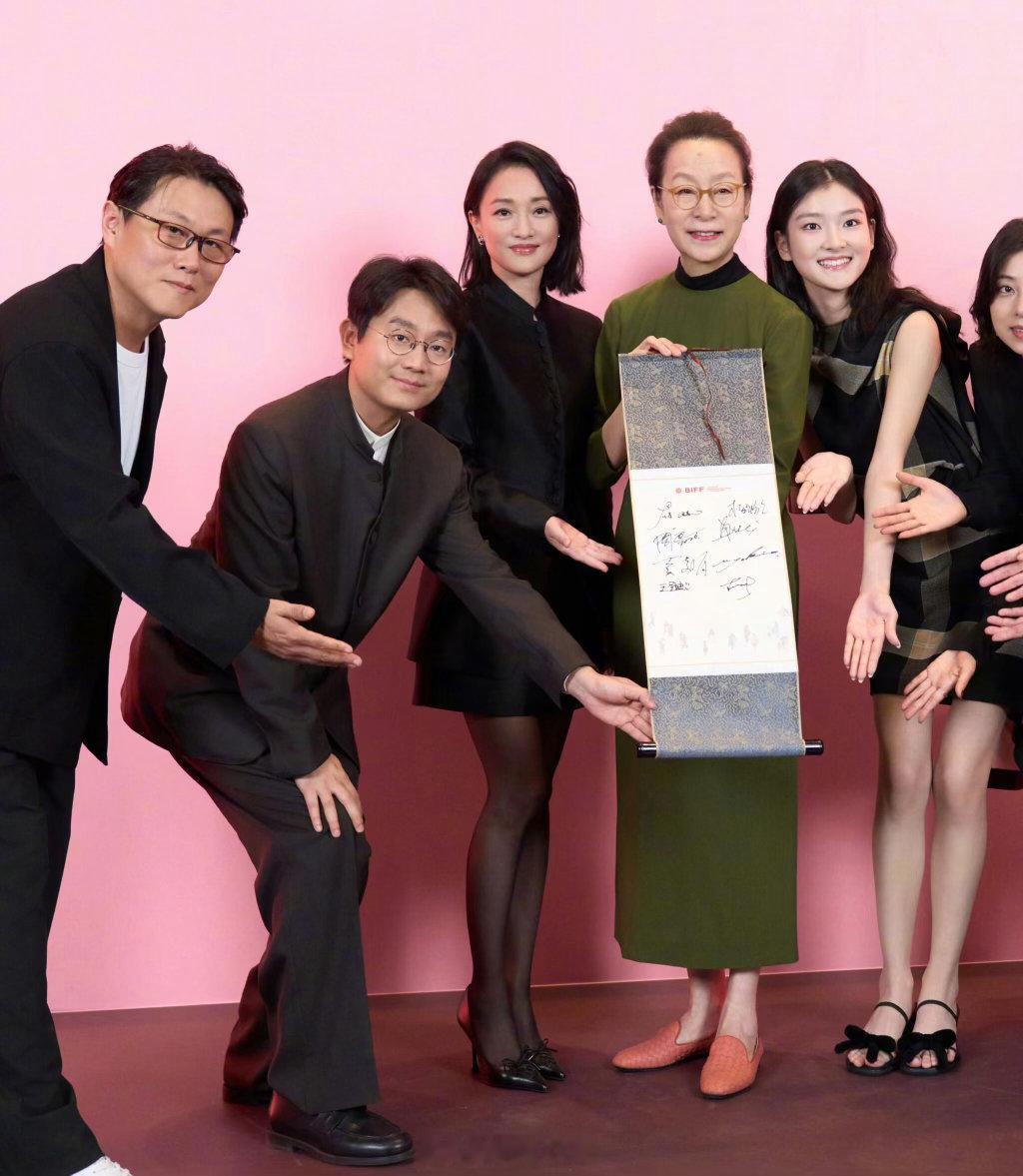 #周迅釜山电影节影后#周迅姐姐随便一穿，把我迷的神魂颠倒。​
