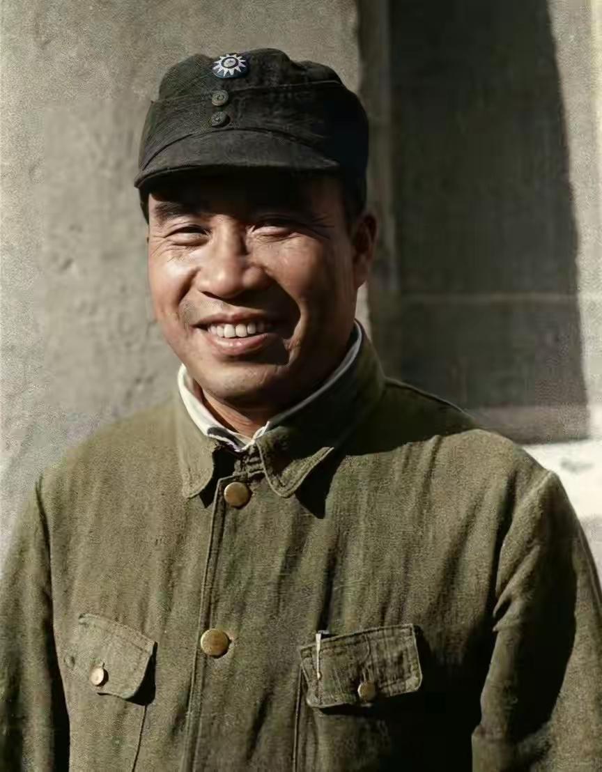 1944年美国记者哈里森·福尔曼到访延安杨家岭，拍下一众八路军高级将领。谁也想不
