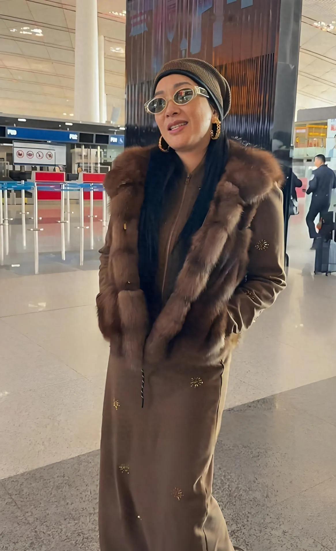钟丽缇机场穿貂绒大衣，贵气感直接拉满！钟丽缇这波机场造型太敢穿了！棕貂绒拼