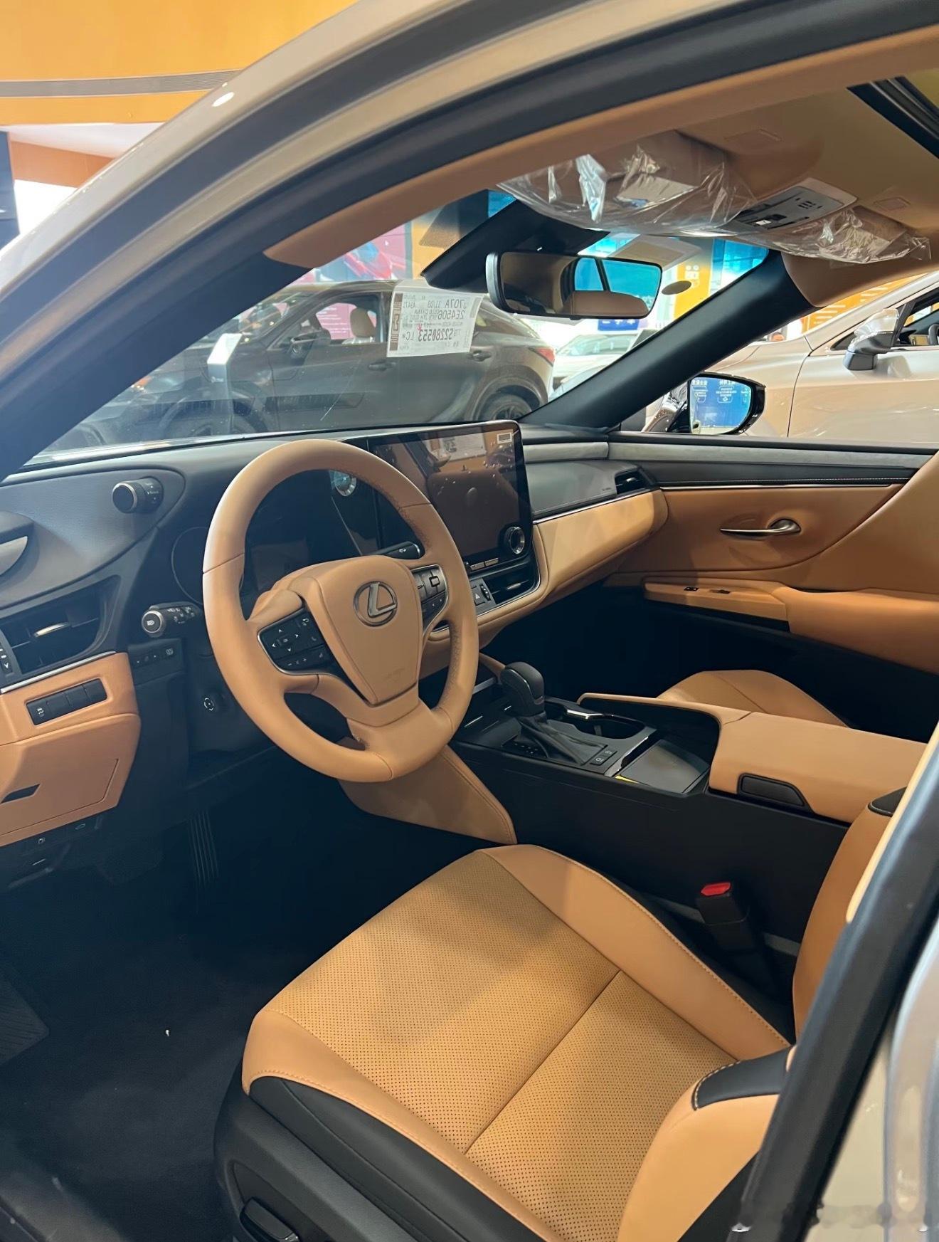 雷克萨斯ES200超时空钛银指导价299900全款裸车213900元厂