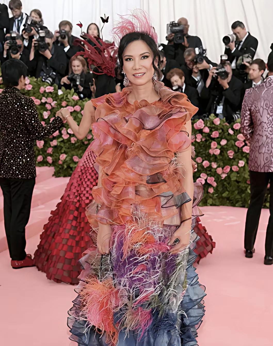 这是2016年47岁的邓文迪在出席METGALA（大都会艺术博物馆慈善舞会）红