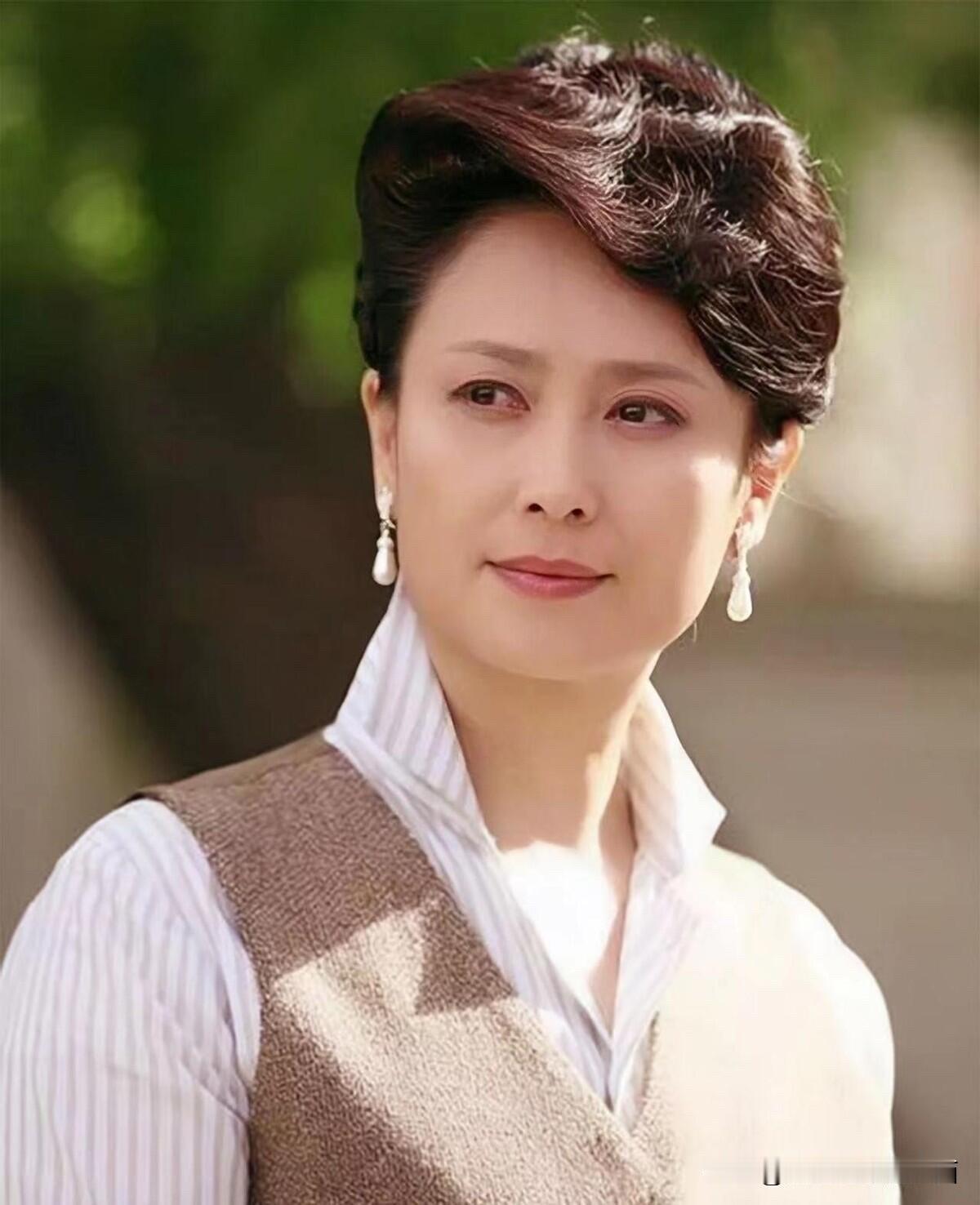 这微胖的身材和靓丽的颜值真没得挑，不愧是90年代最美的一个演员。她的美是明艳张扬