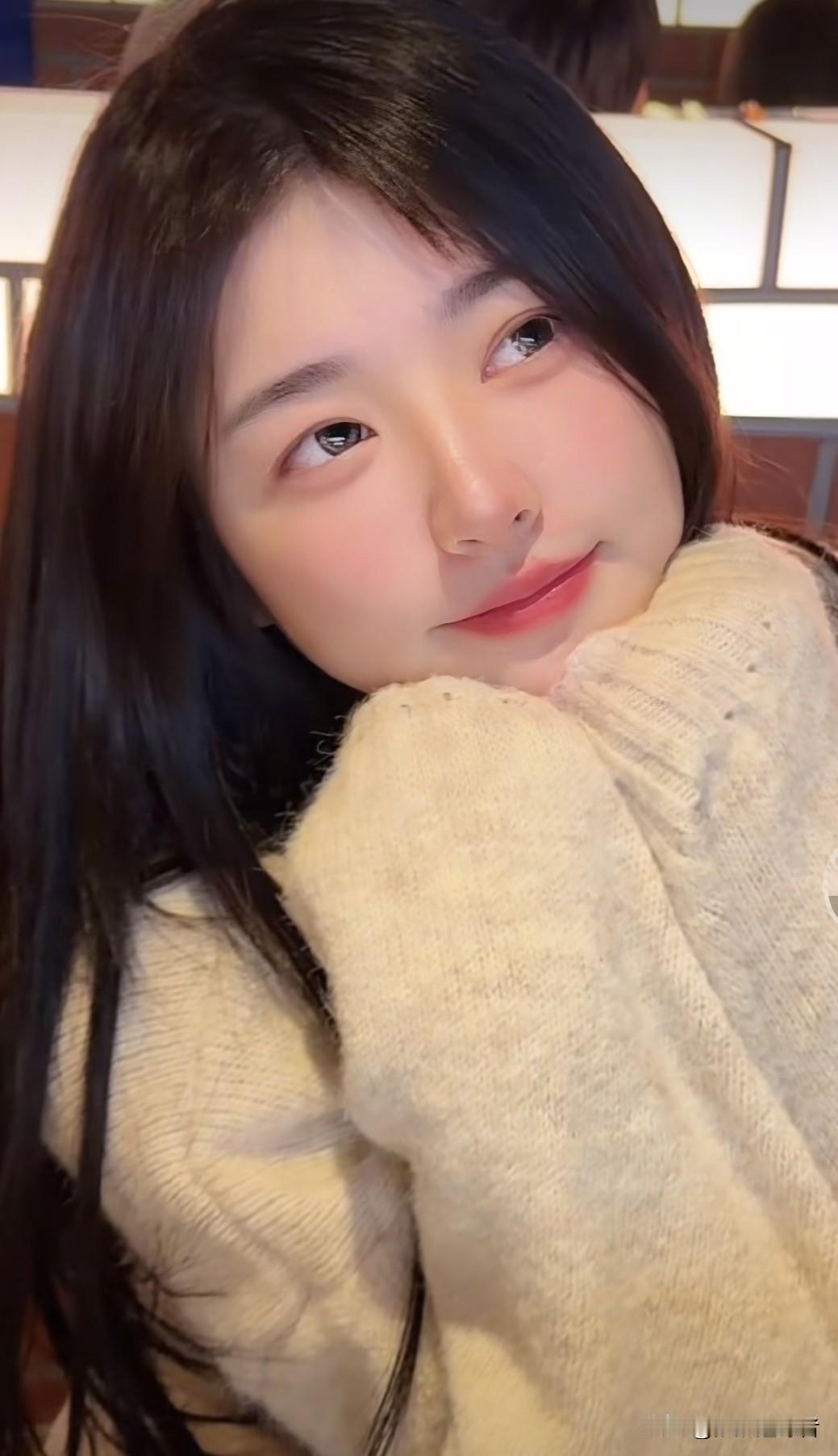 今天中午，黄一鸣在直播带货时，突然在直播间甜蜜“撒糖”，说自己正在恋爱中。她还说