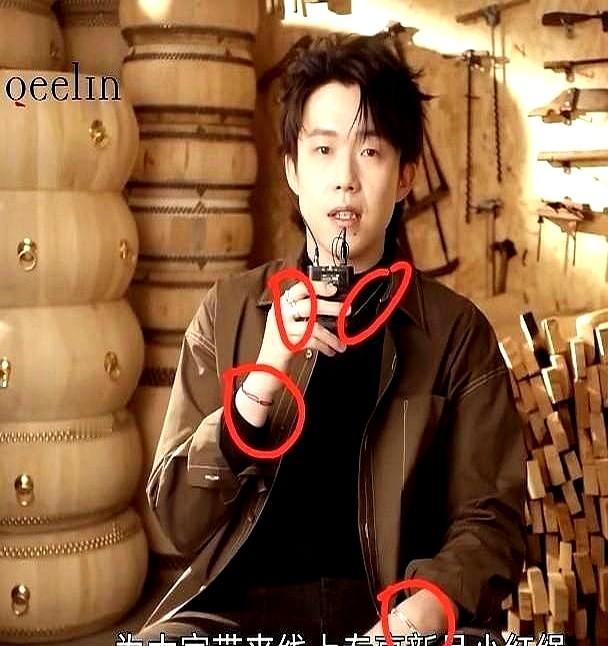 笑不活了，王一博这是生怕我们看不见啊！一张照片，直接把人看懵。左右手各一条手