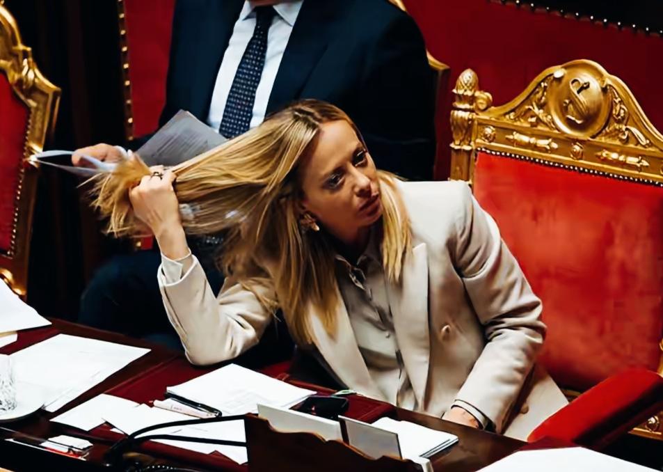 梅洛尼扯头发的姿势潇不潇洒啊？梅洛尼扯着头发在思考什么呢？这扯头发是不是无意