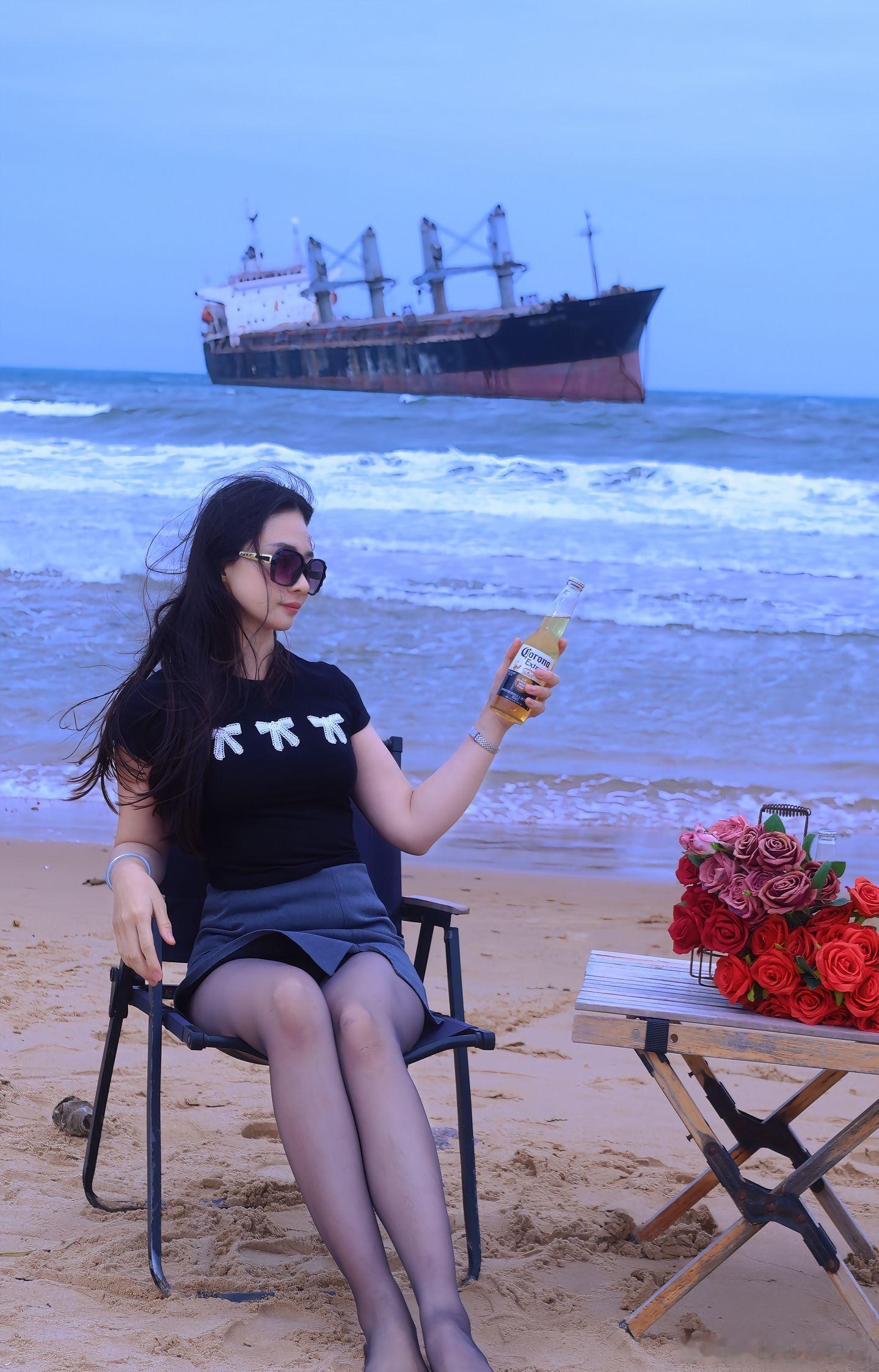 街拍马年大吉美女绘梦长廊还是海边好