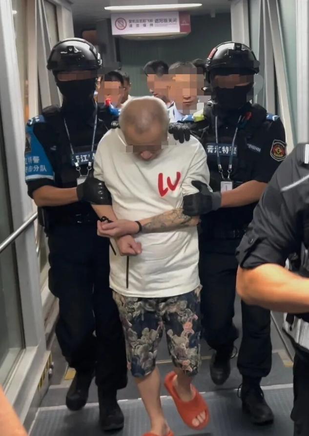 邱某某，绑架团伙头目，长期躲在菲律宾，以为换个国家就没人抓得着他。结果8月26号