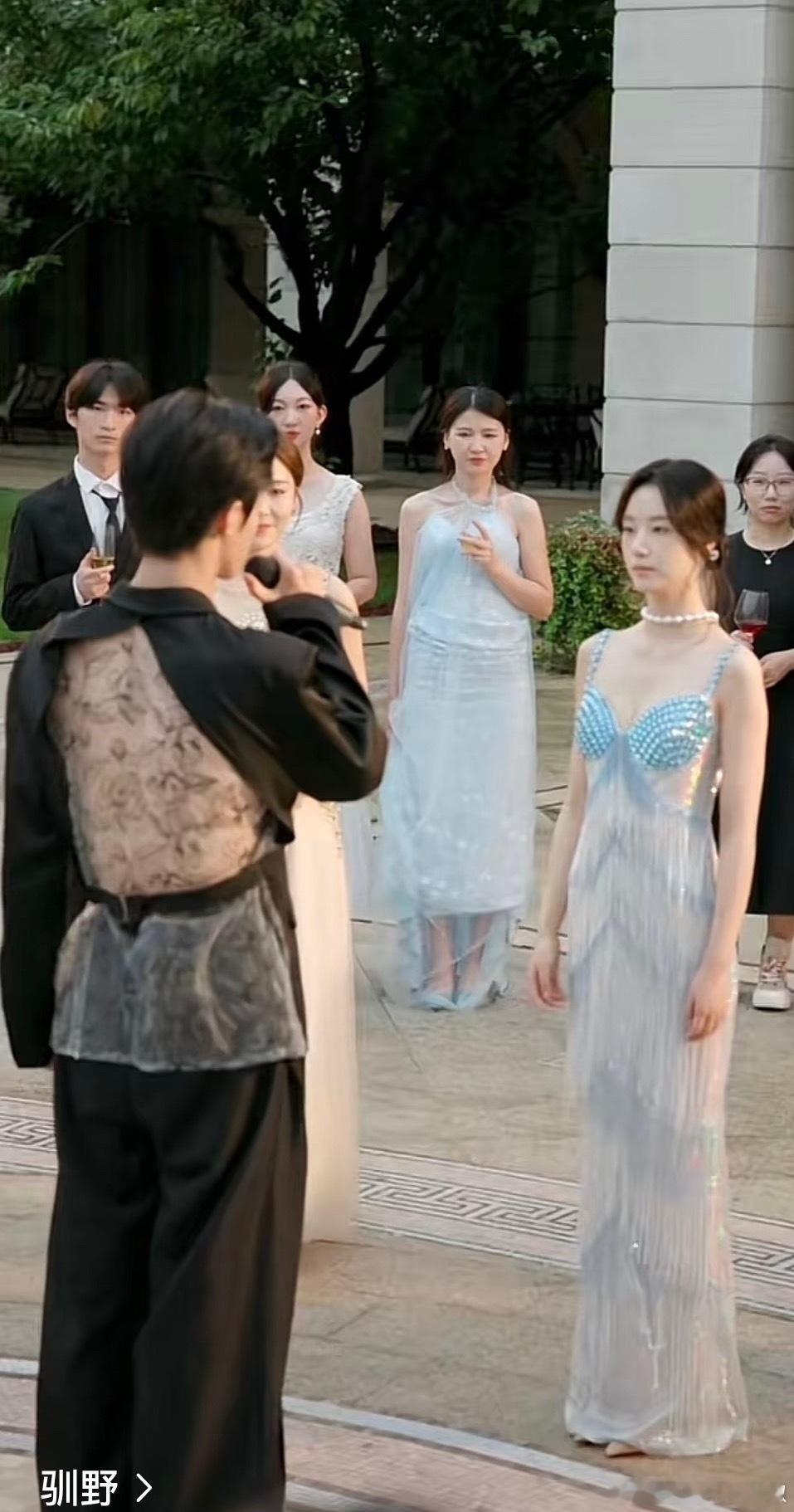短国剧情基础，演员衣服就不基础​​​