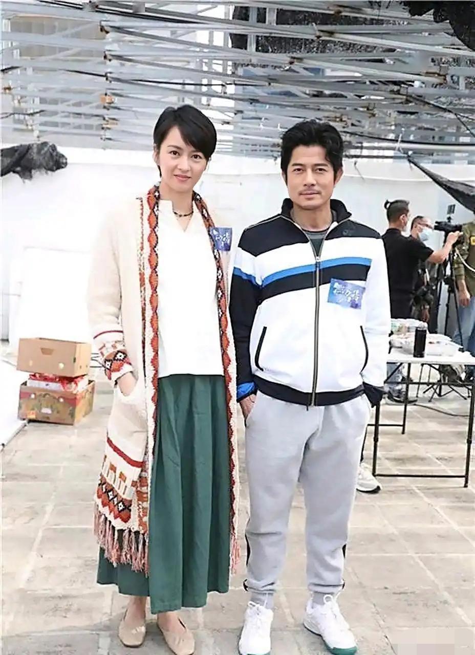 事实证明梁咏琪根本没有光脚175的身高，大家都知道郭富城就是164的身高，就算穿