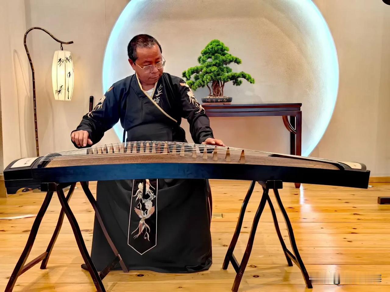 儿子这几天烦恼死了，博士毕业找了个小医院，只想做个小医生，过上平淡普通生活。前几