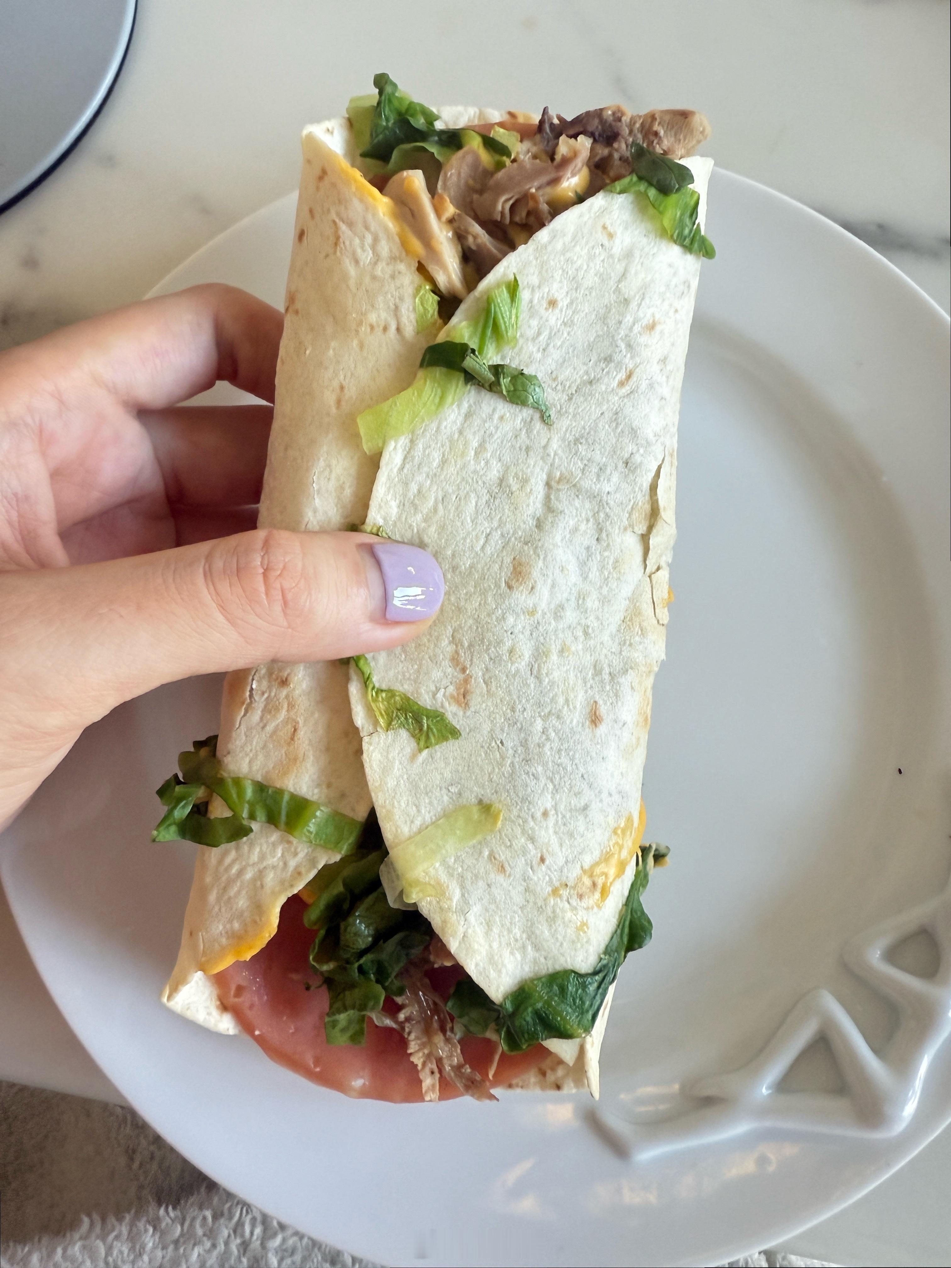 这是我今天目前为止吃的唯一食物（早午餐）卷饼包鸡腿肉，加了三片火腿一片芝士低卡不