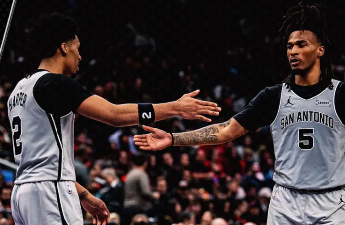 NBA常规赛，马刺110-107击败猛龙。赛后马刺主帅米奇-约翰逊接受了记者采