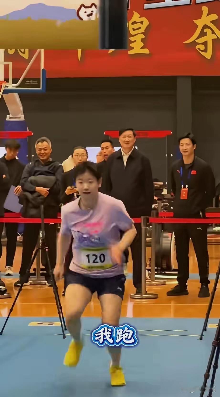 秦志戬和体育总局领导就站在孙颖莎身后。他们脸上带着笑。孙颖莎在跑体能。她冲