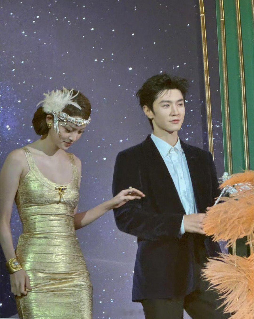 一起来看看欧阳娜娜跟陈哲远的假面舞会上的王子公主扮相，童话世界里面的王子公主啊，