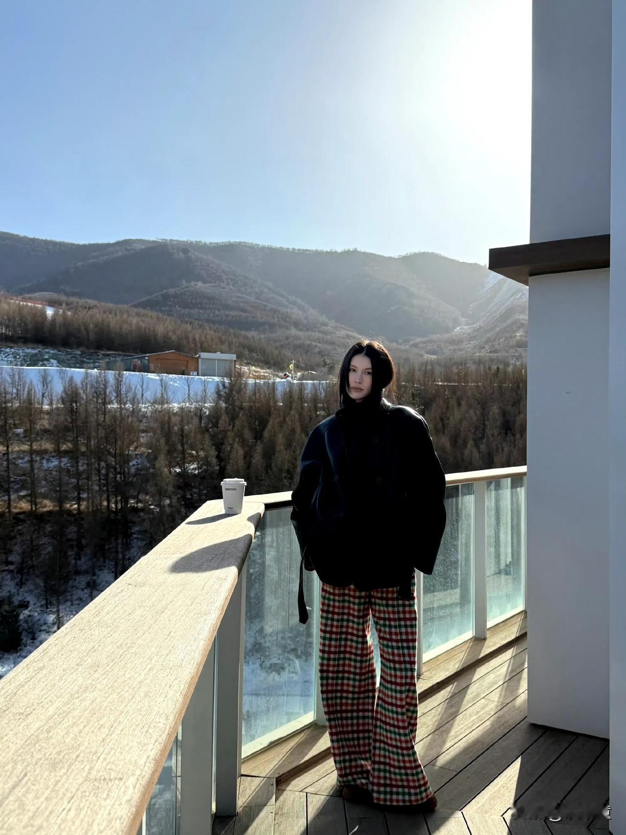 陈伟霆吃的太好了！何穗许久没有露面，今天晒出多张自己素颜玩雪的照片，随意不经意