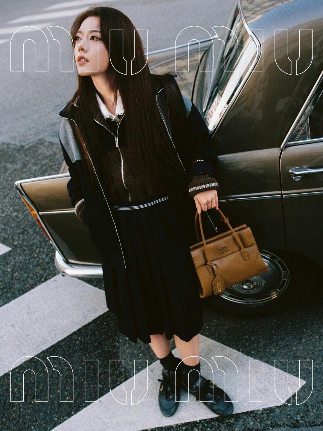 赵今麦×MiuMiu演绎全新Solitaire手袋，松弛精巧，构筑多元