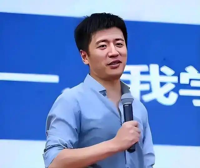 张雪峰奶奶山东临清老家，90多岁高龄，依然健在。张雪峰去世家人说雪峰去国外做项