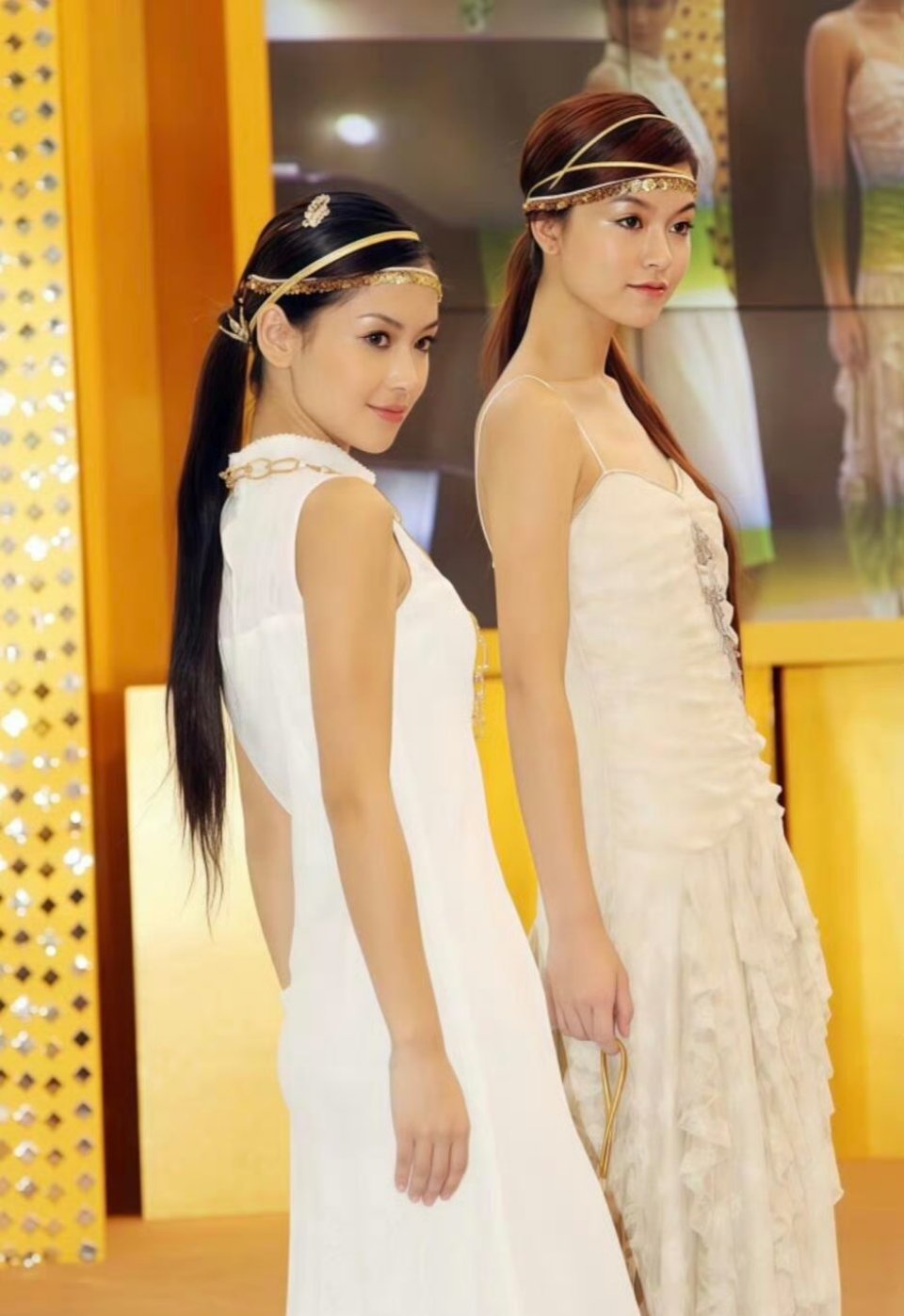 2006年，17岁的Angelababy和文咏珊同台，美的实在不像话