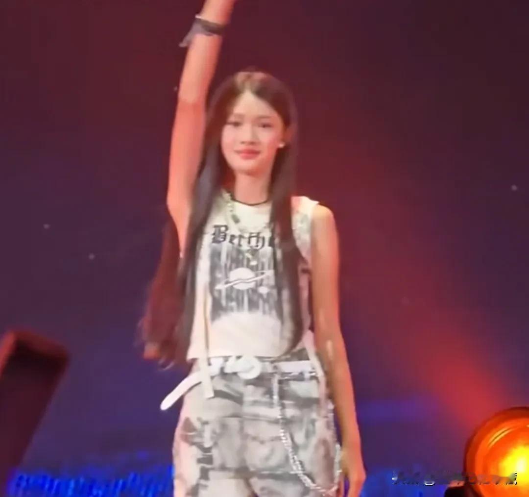 罗嘉良广州演唱会上，12岁女儿惊艳所有人，在近日的罗嘉良演唱会上，罗嘉良女儿作为
