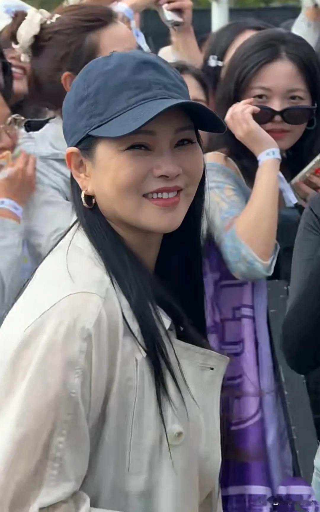 伊能静特地现身贵阳音乐节，捧场儿子恩利的表演，老母亲对儿子的托举，真是无处不在了