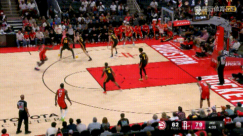 天呐，火箭大将伊森终于命中三分球了！在今天火箭主场迎战老鹰的比赛中，当时比赛进行