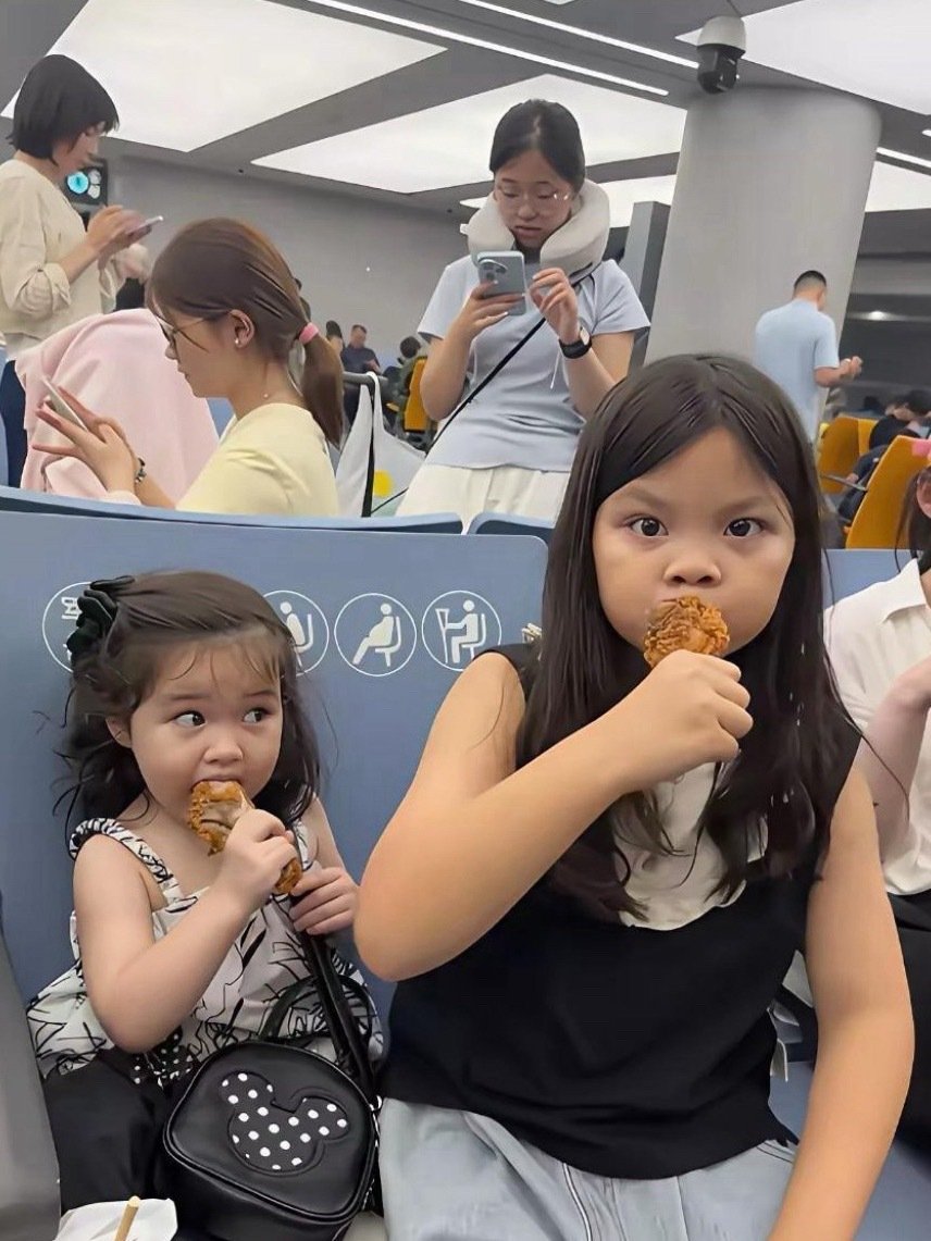 爹的影响太大了！韩安冉的两个女儿同妈不同爹，我真的会偏心。大女儿和参加变形计时一模一样的。​